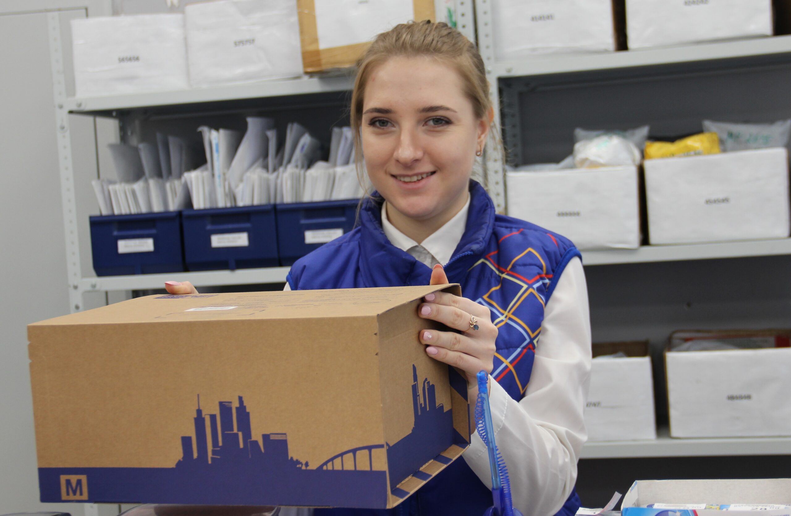 Почта доставила саратовцам первые подарки для акции «Ёлка желаний»